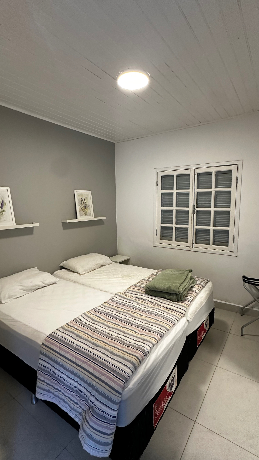 Quarto individual com cama de casal