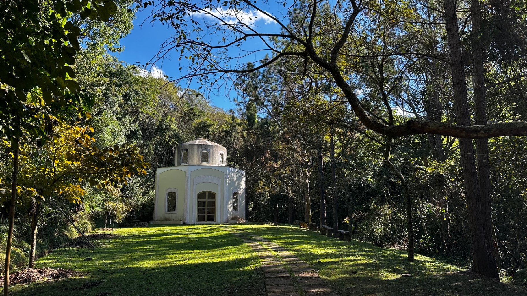Capela em meio à mata