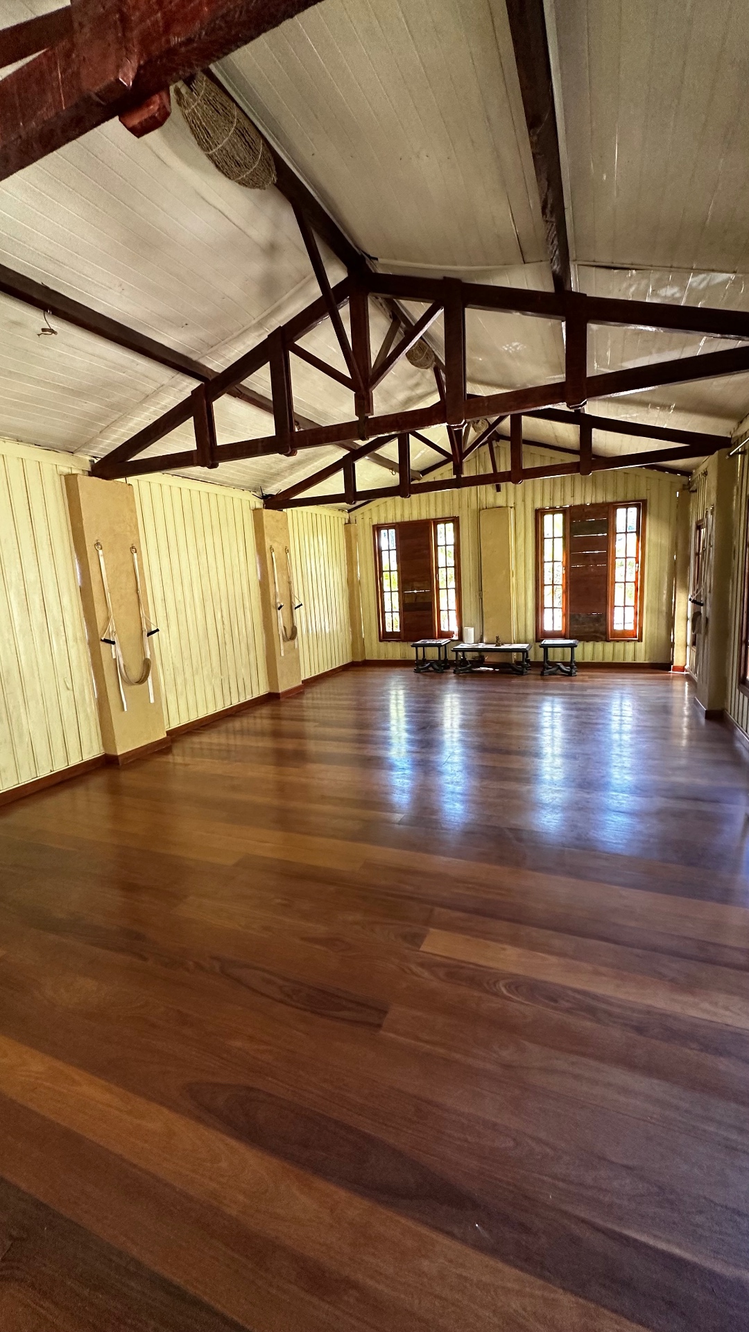 Sala de práticas com piso de madeira